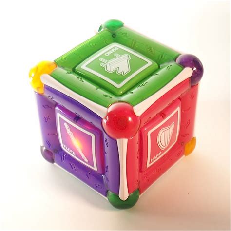Munchkin mozart magic cube toy